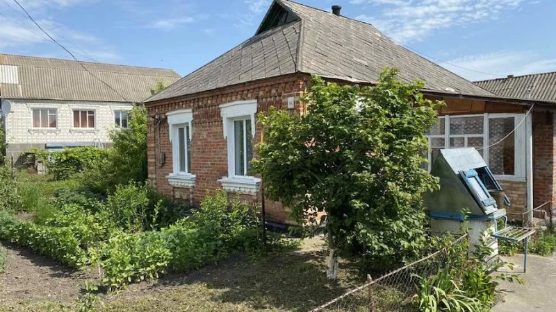 Марина з Юрою складала меню на день народження доньки, коли в двері подзвонили. Чоловік відкрив двері і побачив на порозі свого батька. – Привіт синку! – сказав Віктор Михайлович з великою сумкою в руках. – Тату? – здивувався Юрій. – Привіт, а чому ти не подзвонив? Я зустрів би. А де мама? – А мама вдома, – відповів Віктор Михайлович, заходячи до хати. – А я ось вирішив до вас приїхати. – Тату, у вас з мамою все гаразд? – насторожено спитав Юра, відчуваючи недобре. – Нууу…, – зам’явся батько. – Не зовсім. – Розповідай! Щось таки сталося? – вигукнув Юрій, нічого не розуміючи