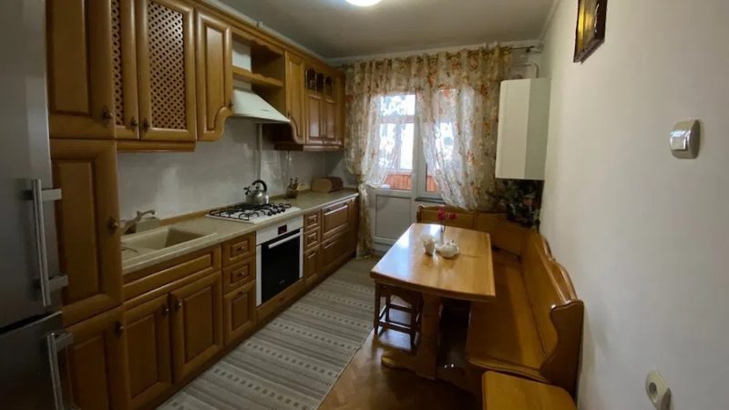 Ольга сиділа в машині і плакала. Пролунав дзвінок телефону. Дзвонила свекруха. – Оля, дитинко, ти де зараз? – запитала Світлана Іванівна. – На стоянці біля торгового центру, – крізь сльози сказала Оля. – Щось сталося? Чому ти плачеш? – захвилювалася свекруха. – Нічого не сталося. Все добре, – тихо відповіла вона. – Оля, я повинна тобі зізнатися в дечому, – раптом почала Світлана Іванівна, але невістка зупинила її. – То ви все знали?! – вигукнула Ольга нічого не розуміючи