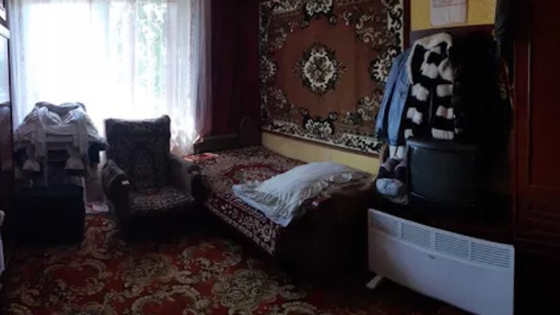 У Валі раптово не стало мами. Її батько Віктор обіймав дівчинку. – Чому все так? – тихо плакав він. – Як тепер далі жити? Як жити?.. Через три роки Віктор одружився з жінкою з його роботи. Валя була рада. Їй було байдуже, що в неї буде мачуха. Головне, щоб тато хоч трошки ожив і став хоч трішечки схожий на того, ким він був раніше… І спочатку все ніби й вийшло! Антоніна була весела жінка. Валі вона здалася дуже доброю. Та потім сталося те, чого Валя ніяк не очікувала від Антоніни