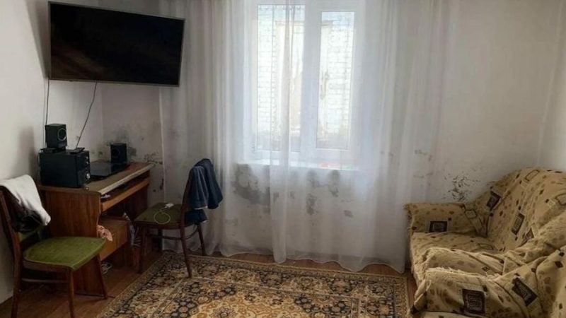 В Ірини не стало сина Сашка. Як пройшли поминки, вона ледь пам’ятала. Було багато людей, її заспокоювали, співчували, але вона нічого не чула й не бачила навколо себе… Пройшло три місяці. Якось Ірина зібралася й пішла в магазин купити картоплі. Вона взяла велику торбу і вийшла на вулицю. Жінка перейшла на інший бік вулиці і раптом застигла від несподіванки. Вона побачила на зупинці якогось хлопця. Ірина швидко підійшла до нього і взялась за його рукав. – Сашко! – вигукнула з надією вона. Хлопець обернувся, й Ірина аж відсахнулася від нього