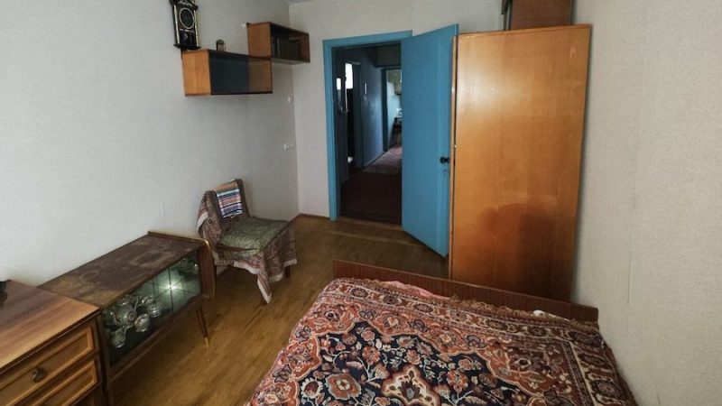 Ілона розкладала речі у шафі, коли пролунав дзвінок у двері. Вона пішла в коридор і подивилася у вічко. За дверима стояла якась незнайома жінка, тримаючи в руках велику тарілку. – Хто там? – запитала Ілона. – Це Раїса, ваша сусідка, – весело відповіла незнайомка. Ілона відчинила двері. – Здрастуйте! – привіталася Раїса, заходячи у квартиру. – Я познайомитись прийшла. Принесла пиріг. Ну ти чого стоїш, як укопана?! Раїса віддала збентеженій Ілоні тарілку й діловито пройшла у кімнату. Ілона не розуміла, що відбувається