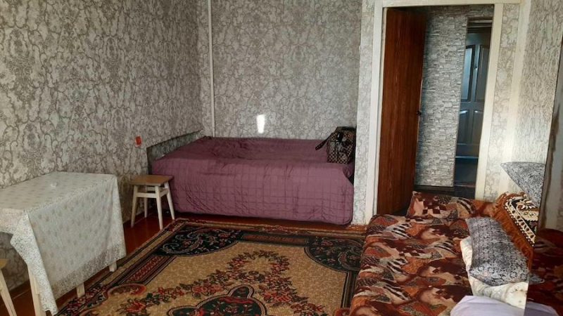 – Так, настав час тобі познайомитися з моїми батьками! – заявив Насті її коханий Михайло. – Я їм розповів уже про тебе. – Ой, Мишко, ні, я дуже переживаю! – ахнула Настя. – Незручно мені йти до тебе додому… – Настю, я запрошую тебе познайомитись з моїми батьками! – здивувався Михайло. – Що в цьому такого? Все буде добре… Настя не знала, що й робити, коли переступила поріг квартири коханого. Їх уже зустрічали Микола Іванович та Надія Петрівна. Настя невпевнено озиралася на всі боки. Надія Петрівна хитро глянула на дівчину і все зрозуміла