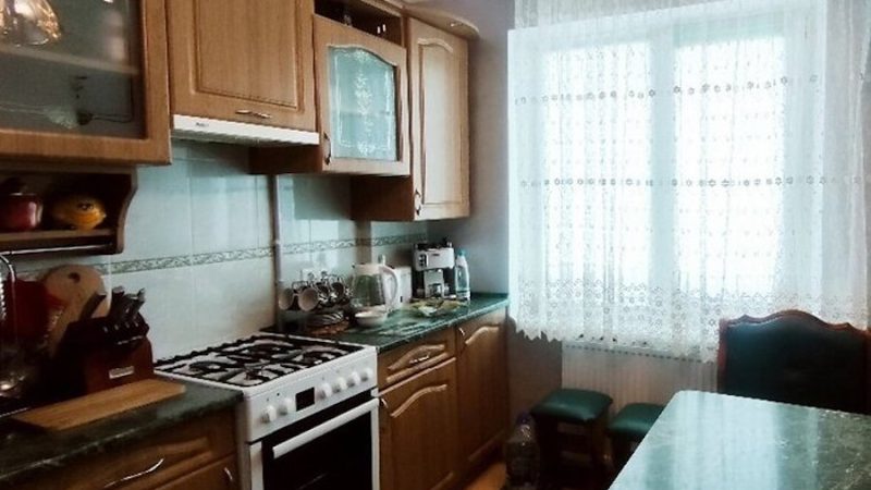 Микола з Іриною сиділи на кухні і пили чай. Раптом у коридорі пролунав звук домофону. Ірина швидко взяла слухавку. – Мамо, це ми! – пролунав у слухавці голос її доньки Оксани. – Заходьте! – сказала Ірина. Оксана зі своїм чоловіком Олегом зайшли і сіли на кухні за стіл. – Мамо, тату у мене для вас сюрприз! – раптом сказала Оксана. Вона встала з-за столу і дістала з сумочки якийсь пакунок. – Ось, мамо, тримай! – простягнула вона якийсь пакунок Ірині. Жінка розгорнула його і очі вирячила від здивування