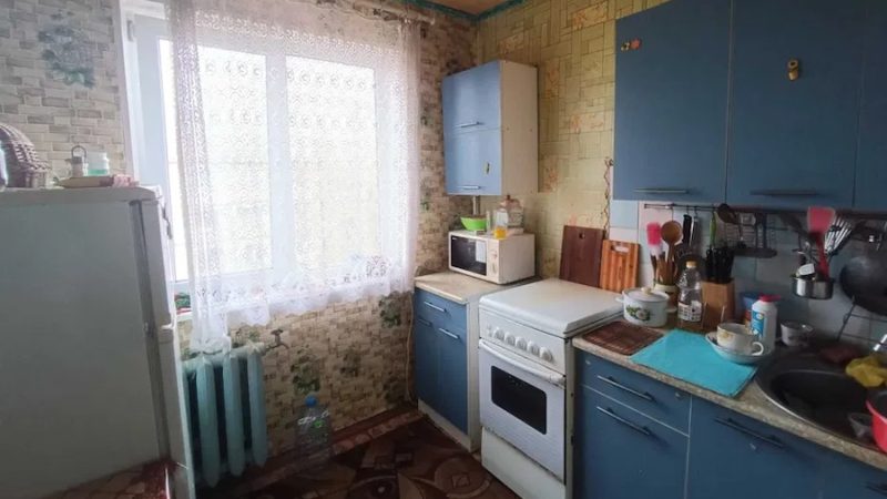 Катя їхала до брата у гості. У Віктора нещадавно народився син, і брат запросив її, побачити племінника. Дівчина купула чудовий подарунок для малечі і вирушила в дорогу. Всю ніч Катя їхала поїздом. Відразу біля порога Катя вручила свій подарунок дружині Віктора. – А це моєму племіннику, – сказала Катя і передала велику коробку невістці. Галина взяла подарунок, відкрила його і застигла. Жінка здивовано дивилася на Катю, потім обернулася до Віктора і каже: – А що це? Поясніть мені, що це?! Віктор з Катею здивовано переглянулися між собою, нічого не розуміючи