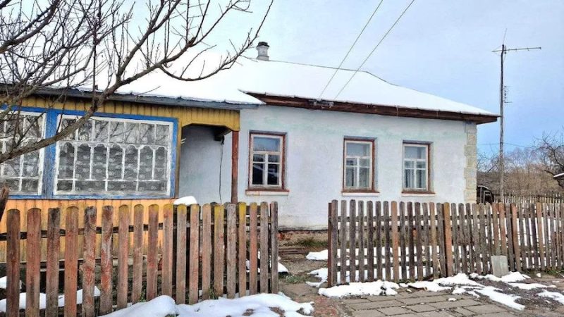 Ігор з дружиною приїхав на свята в село. До будинку вони приїхали вже за північ. Думали, не дочекалася їх бабуся Марія, спати лягла. Але а з хати одразу вискочила бабуся та її сусідка. – Приїхали! – Бабуся тут же кинулася цілувати всіх по черзі. – Мариночко, Ігорчик, ну слава Богу, а то ми тут вже не знали, що й думати! – Бабуся, та все ж нормально, що це ви так розхвилювалися? – Ігор приобійняв бабусю. – Ти б знав, що ми тут пережили, – тихо сказала бабуся. – Ти про що? – Ігор здивовано дивився на бабусю, нічого не розуміючи