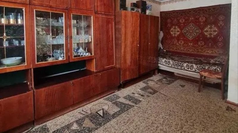 Ірина сиділа на лавці біля пам’ятників свекра та свекрухи, сльози котилися з її очей. – Тетяно Андріївно, ви пробачте мене, не розумну молоду, пробачте! – вигукувала Ірина, проводячи рукою по холодному, шорсткому пам’ятнику. – Як же я жалію зараз, що так вийшло. Не хотіла я цього. – Іра! Ти що тут робиш? – раптом почула Ірина голос у себе за спиною. Вона навіть здригнулася і різко обернулася. Біля огорожі стояв якийсь силует. Ірина придивилася до нього і застигла від несподіванки