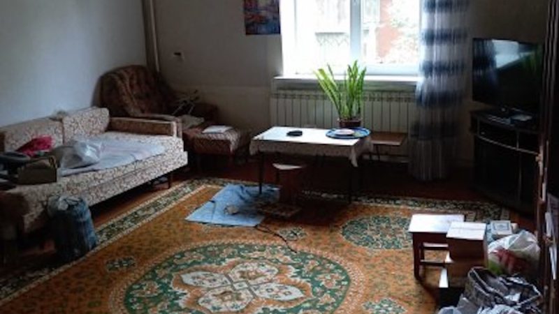 Від Наталі пішов її чоловік Микита. Увечері вона сиділи в ресторані зі своїм новим знайомим Олегом і посміхалися. Той поцілував їй руку і запросив на повільний танець. Раптом у Наталі задзвонив телефон. Вона розгублено відповіла і… Почула схвильований голос свого чоловіка Микити! – Алло, Наталю?! – говорив той у слухавку. – Ти чуєш?! Вибач, що дзвоню тобі так пізно, але в мене тут таке трапилося… Одним словом, я сьогодні прийду додому! Відпускають мене! Наталя так і застигла з телефоном в руках
