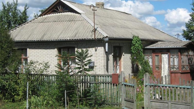 Сергій з дочкою Олею підʼїхали до свого будинку. Чоловік дістав з багажника сільські гостинці, які їм наготувала бабуся Олі і з важкими пакетами попрямував до підʼїзду. Дівчинка поспішила слідом за батьком. Перед дверима квартири Сергій чомусь голосно зітхнув, якось дивно глянув на Олю і… Подзвонив у двері! Він не відкрив двері своїм ключем, як робив завжди, а подзвонив! – Тату, ти навіщо дзвониш? – здивовано запитала дівчинка. – Там же нікого нема… Та раптом двері відчинилися і перед ними зʼявилась усміхнена жінка. Оля глянула на неї й оторопіла від несподіванки