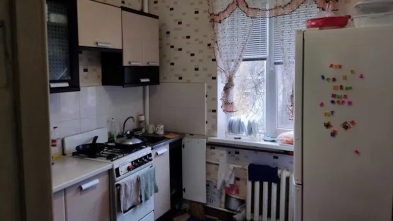 Оля сиділа в кріслі й мовчки спостерігала, як її чоловік Микита збирає свої речі й складає їх у спортивну сумку. – Валізу візьми – поміститься більше, – байдуже сказала дівчина. — Не хвилюйся, у мене сумка велика! — озвався чоловік. Микита відкрив шафу й почав витягувати звідти свої речі. Ользі неприємно було спостерігати за цим і вона пішла на кухню зробити собі каву. Жінка якраз допивала каву, коли на кухню зайшов Микита й відкрив шафку, де були крупи і макарони. Оля глянула на нього й застигла від здивування. Вона не вірила своїм очам