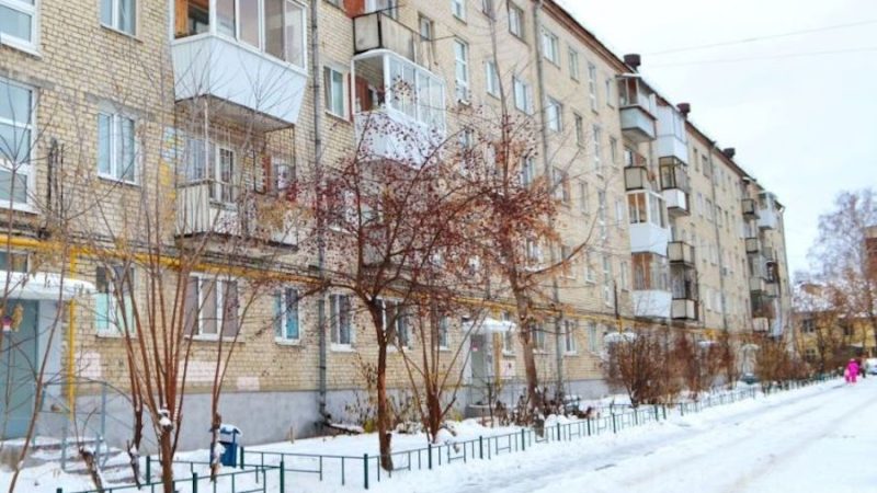 Олена вдягнула тепле пальто, взула зимові черевички і вони з чоловіком Віктором вийшли з підʼїзду. Раптом Віктор зупинився і здивовано подивився кудись у бік лавки. – Дивись, що це там таке?! – здивовано гукнув він Олені. – Хтось речі на лавці забув, чи шо?! Віктор підійшов до лавки. Він хотів струсити сніг з пакета, який стояв на лавці. Чоловік глянув на «пакет» і оторопів від несподіванки