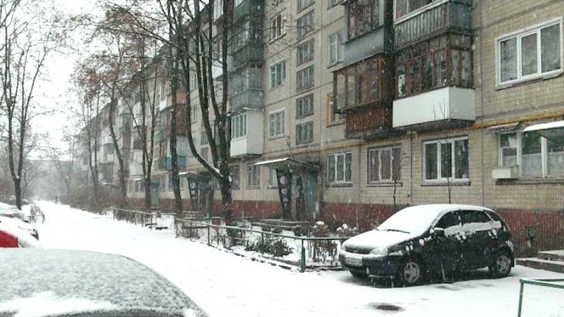 Іван швидким кроком йшов тротуаром, коли його гукнув незнайомий жіночий голос: – Іване! Чоловік трохи зменшив хід, озирнувся і побачив незнайому жінку. – Іване, зачекай! – знову вигукнула вона. – Напевно, якась родичка, яку я не пам’ятаю, – подумав він і зупинився. Жінка, побачивши, що він зупинився, зраділа і підійшла до нього. – Ви щось хотіли? – спитав Іван, коли вона наблизилася.  Жінка дуже хвилювалася. – Іване… Я… – вона зам’ялася, потім абияк сказала: – Я мама… Твоя мама. Іван застиг нічого не розуміючи, адже його мама зараз була в іншому місці