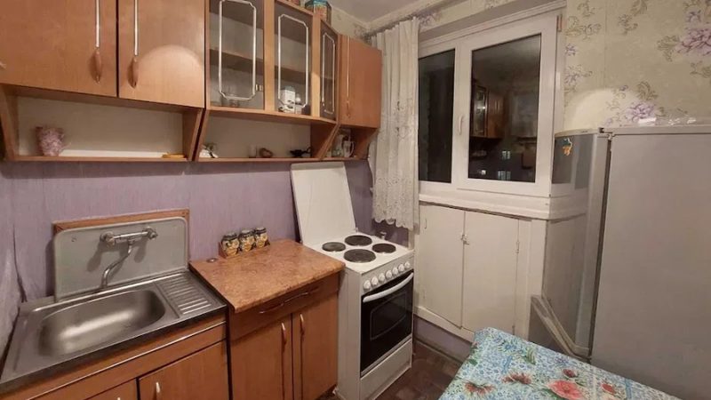 Олена накрила стіл і постукала в кімнату до свекрухи. – Ніно Сергіївно, ходімо на кухню, мені треба серйозно з вами поговорити, – сказала вона. Свекруха вийшла з кімнати і недовірливо подивилася на Олену. – Щось сталося? – запитала Ніна, але таки пройшла на кухню. Тут вона побачила накритий стіл. – Я не розумію, що зараз відбувається! – здивувалася Ніна. Олена посадила свекруху за стіл і раптом сказала: – Сьогодні одна жінка мені дещо розповіла. І я хочу щоб ви також дізналися це! – Олено, ти про що? – Ніна Сергіївна здивовано дивилася на невістку, нічого не розуміючи