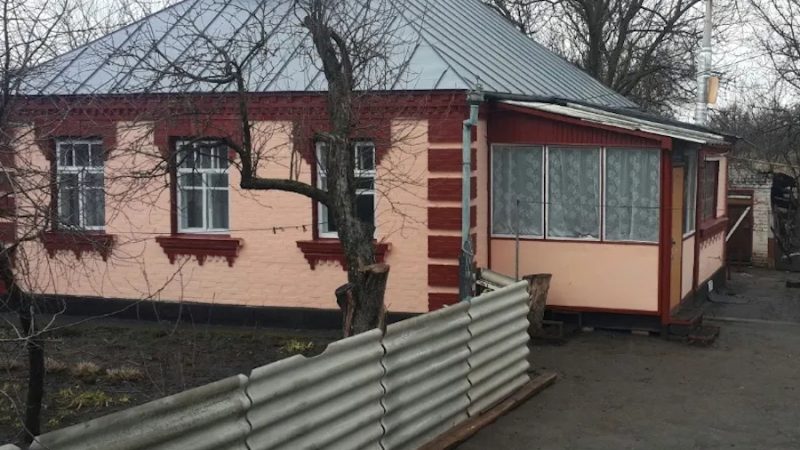 Марія зайшла до сусідки і побачила, що Іванівни не стало. Приїхав брат та сестра Іванівни, провели в останню путь та зібралися додому. Перед цим до Марії зайшли, попросили могилку відвідувати. Сусідка погодилася. Через рік Марія вирішила замовити пам’ятник. – А де ж фото взяти? Потрібно в хаті пошукати, – подумала жінка. Фото ніде не було, тільки один портрет на стіні. – Згодиться! – вирішила Марія і зняла його з стіни. Раптом жінка не втримала його в руках і рамка разом із склом розлетілася по підлозі. Сусідка акуратно підняла фото і застигла від побаченого