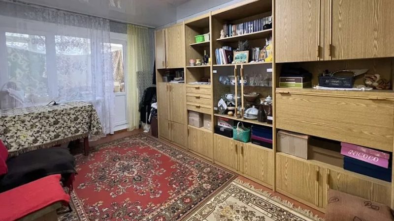 Людмила була на роботі, коли пролунав телефонний дзвінок. – Приїжай, баби Наді не стало, – сказала сусідка бабусі. Люда викликала таксі, забрала дорогою сестру і приїхали до бабусі. Все організували, провели в останню путь. Коли всі розійшлися, сестри почали наводити лад у квартирі. Люда мила посуд, а Тамара прибирала в кімнатах. Раптом Тамара залетіла на кухню. – Вдаєш з себе правильну, а сама що зробила? – вигукнула Тамара. – Що сталося? – Люда незрозуміло дивилася на сестру. – Ти ще смієш питати? – продовжила Тамара. – Та що ж таке!? – Люда здивовано дивилася на сестру, нічого не розуміючи
