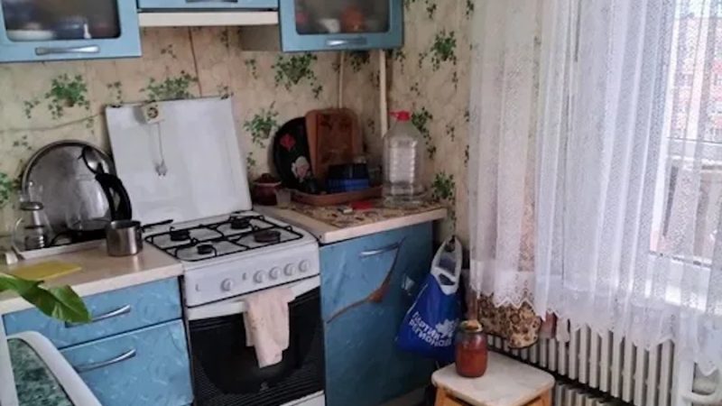 Таня помила посуд після вечері, і зручно вмостившись на кухні, вирішила обдзвонити рідних та друзів, щоб запросити до себе на ювілей. – Коханий, мій телефон знову сів, дай мені свій, я друзів обдзвоню, запрошу на ювілей, – гукнула вона до чоловіка. – Він, здається, на столі лежить, візьми сама, я зайнятий, – відповів Андрій. Таня встала, взяла телефон чоловіка. Раптом в цей момент надійшло якесь нове повідомлення, Таня спочатку не звернула на нього ніякої уваги, але повідомлення стали сипатися одне за одним. Жінка відкрила одне з них, прочитала і застигла від прочитаного