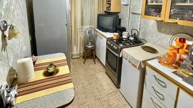 Андрій працював за комп’ютером, коли в двері подзвонили. Чоловік неохоче підвівся і пішов відкривати. На порозі стояв його тесть Юрій Ігорович. – Доброго дня, – привітався з ним Андрій. – Привіт. А я ось до вас у гості зайшов, – відповів тесть вже роззуваючись в коридорі. – Це добре, ось тільки Оля у відрядження поїхала, а я працюю вдома, – спробував посміхнутися зять. – А я ж не до Олі прийшов, а до тебе! – заявив Юрій Ігорович. – Ну що ти готовий?! – До чого готовий? – Андрій здивовано дивився на тестя, нічого не розуміючи