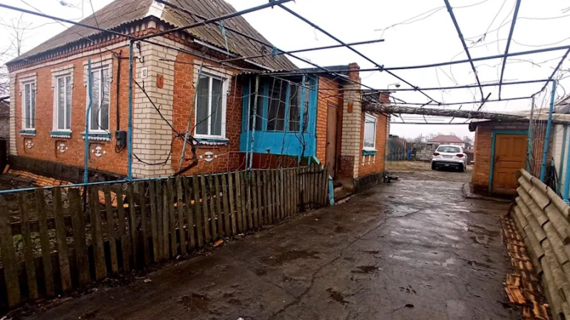 Микола порався на городі, коли до будинку під’їхала машина. Чоловік вийшов у двір. Біля дверей будинку стояв його син Сергій. – Привіт. А я тебе шукаю, – сказав він. – І тобі привіт! – усміхнувся батько. Ратпом Микола помітив, що Сергій дуже схвильований, явно через щось переживає. – У тебе щось сталося? – запитав він. – Олена чекає на дитину, – сказав старший син. Микола зрадів, привітав. – Тільки не за тим ти прийшов до мене, щоб цю новину повідомити. Не тягни, кажи, – поквапив він сина. Сергій все розповів батькові. Микола вислухав сина, і застиг від почутого