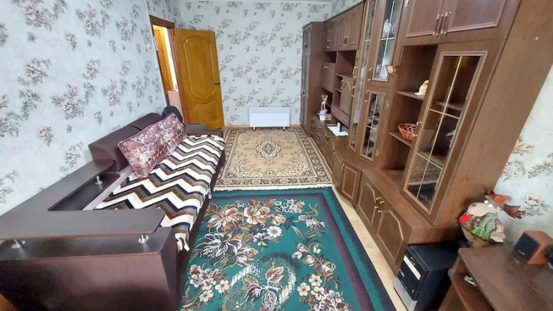Катя прокинулася рано, прийняла ванну, і взялася готувати снідано. Чоловік Віктор ще спав. Катя якраз чистила картоплю, як раптом на телефон Віктора, який він випадково забув на кухні, прийшло повідомлення. Катя відкрила смс, переглянула його і побігла у спальню будити чоловіка. – Що, Катю, хто дзвонить, що? – спросоння не розумів він. – Подивися і все зрозумієш, – сказала дружина і зі сльозами пішла на кухню. Віктор взяв телефон, глянув на екран і застиг на місці