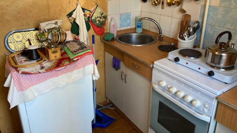 Ліда з чоловіком Борисом були в супермаркеті. Вони підійшли до каси з повними кошиками продуктів. – Ось тримай картку! – сказала Ліда чоловікові. – А я поки що в пакети все піду акуратно складу. – Так це ж на знижку картка?! – здивувався Борис. – Ну так, – відповіла Ліда. – У тебе ж гроші є. Я своєї не брала. Борис неохоче витяг свою карту і оплатив покупки… – Що це було! – запитав він дружину вже вдома. – Ти про що? – здивувалась Ліда. – Що це було в магазині?! Переказуй мені гроші, які я витратив! Ліда рота розкрила від несподіванки