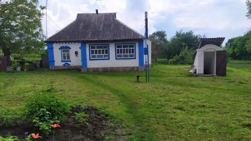 Ігор приїхав з роботи пізно. Він мовчки сів вечеряти. – Любий, а чому ти не приїхав мене провідати, як я була слаба? – запитала його дружина Наталя. Ігор раптом перестав їсти. – Я працював, – похмуро сказав він. – Та я так і подумала, що ти переживав за мене, – сказала жінка. – Правильно подумала, – сказав Ігор. Наталя підійшла і обійняла чоловіка за плечі… І тут раптом він забрав її руки! Наталя оторопіла. – Господи! – несподівано вигукнув чоловік. – Як ти мені набридла! Інша у мене, давно! Красива й молода… Наталя не розуміла, що відбувається