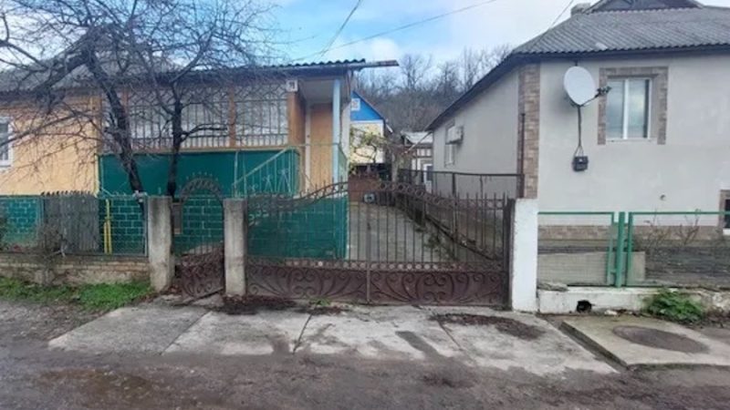 Михайло дивився телевізор, як раптом задзвенів телефон. Дзвонила подруга його матері Ірина. – Михайлику, мама твоя в лікарні! – сказала жінка. Дружина Михайла – Ліза, одразу стала збиратися до свекрухи. Вона приготувала їй котлетки на пару, зварила курячий бульйончик з пиріжками, по дорозі купила фруктів. Михайло до матері не пішов. Сказав, що зайнятий… – Ну, чого ви так заслабли, мамо?! – почала з порога Ліза. – Ось, поїжте, тут і бульйончик і пиріжечки… Свекруха якось дивно глянула на Лізу і відвернулася до стіни. Ліза стояла з бульйоном в руках і не знала, що й робити