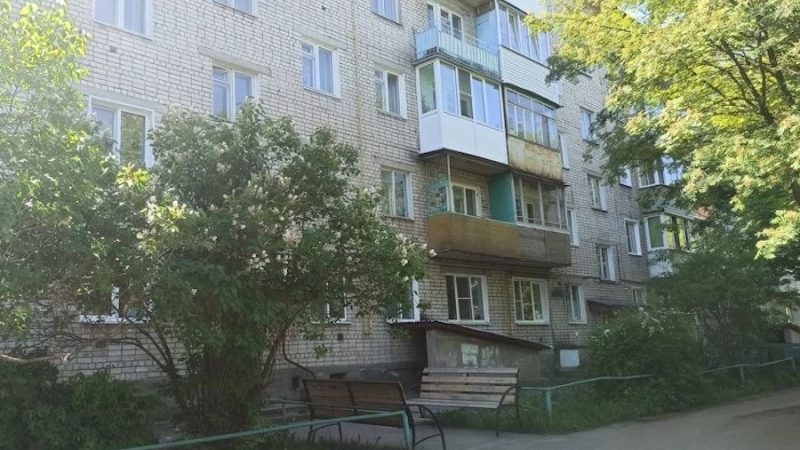 Валентина йшла на роботу, як раптом помітила, що забула вдома телефон. Вона вирішила повернутися, зайшла в ліфт і… Той зламався на восьмому поверсі! Валентина чекала, коли їй відкриють, як раптом почула голос свого чоловіка Григорія! Він говорив у коридорі з якоюсь жінкою. – Кохана моя, – лагідно казав він. – Як я чекаю не дочекаюся, коли ми знову будемо разом! – Сьогодні ввечері будемо, – відповіла жінка. – Чекаю тебе після десятої. – Сьогодні твій чоловік знову в нічну? – Він весь цей тиждень буде на нічній зміні, – ніжно відповіла жінка. Валя не вірила своїм вухам