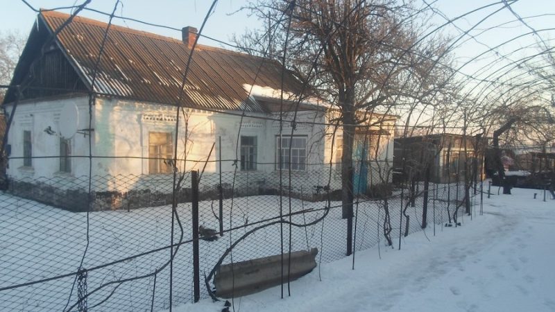 Марія прийшла додому і сіла чекати чоловіка з роботи. Микола зайшов у хату. Марія якось дивно глянула на чоловіка, зібралася з духом і раптом запитала: – А ти знаєш, Миколо, що Антоніна вагітна? Микола глянув на дружину якимось загадковим поглядом так, що Марії аж не по собі стало. – І що? – нарешті сказав чоловік. – Та нічого… – відповіла Марія. – Від кого це цікаво дитина? – А тобі не все одно, Марійко? – нервово запитав Микола. – А тобі? – перепитала вона. Микола раптом різко розвернувся і вискочив на подвірʼя. Марія не знала, що й думати