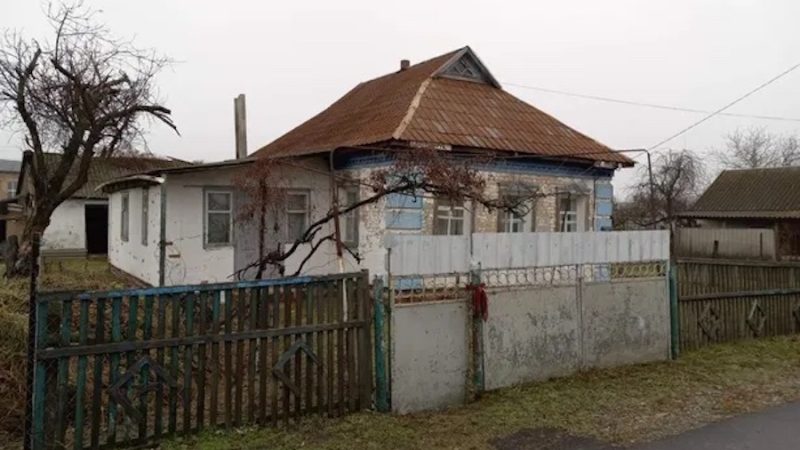 В Ольги був день народження. Прийшла на свято і її двоюрідна сестра Алла. Раптом Ольга помітила, що сестра дуже вже подружилася з її чоловіком Віктором. Алла сіла біля Віктора, келих йому підставляє, посміхається… Увечері Ольга з Віктором провели гостей. – Ой, Олю, – раптом сказав Віктор. – Я ж не встиг тобі розповісти. Ти не уявляєш, що тут сталося! Виходжу я вчора з душу, а на порозі твоя Алла стоїть! Я аж стрепенувся. Треба ж таке, саме коли я з душу вийшов у рушнику… Ольга слухала чоловіка й не розуміла, що відбувається