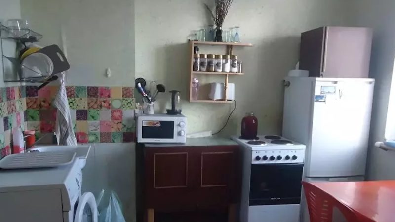 Анатолій уже відчинив двері, щоб вийти з квартири, як раптом почув знайому мелодію й застиг. – Та це ж мелодія на дзвінку з телефону моєї Оленки, – подумав він. – Так і є, пішла Оленка моя на роботу, а телефон забула. І треба ж таке саме зараз, коли я йду від неї, бо люблю Анжелу! Анатолій з валізою повернувся назад і взяв телефон. Поки він роздумував, відповісти, чи ні, дзвінок замовк. Анатолій поклав мобільний на столик, але тут на телефон прийшло повідомлення. Анатолій відкрив його й очам своїм не повірив