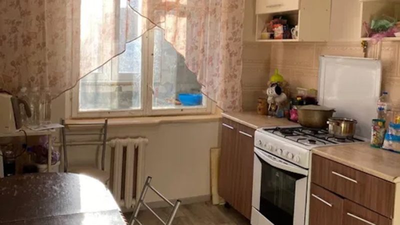 Сергій повернувся додому, в коридорі його зустріла дрижина. – Привіт, коханий! Вечеря готова, – защебетала вона. Сергій скинув пальто, роззувся та пройшов на кухню. Дружина поставила тарілку борщу, Сергій взяв ложку та почав вечеряти. – А у мене хороші новини, я знайшла роботу з хорошою зарплатою, – усміхнулася жінка. – Угу, – байдуже промовив Сергій. – Сергію, ти сам не свій! – помітила дружина. Сергій підвів погляд на жінку. – Кохана, я сьогодні дещо зробив! Ти повинна про це дізнатися від мене, – сказав чоловік і зупинився. – Що сталося? – дружина схвильовано дивилася на Сергія, нічого не розуміючи