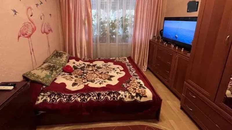Віра Іванівна з невісткою Олею готували вечерю, коли з роботи повернувся син Михайло. – Оля, зайди у спальню, поговорити треба, – сказав Михайло, зайшовши на кухню. – Говори тут, чи ти від мами секрети маєш? – Оля з усмішкою подивилася на свекруху. – Оля, не починай! – серйозно сказав чоловік. Оля пішла з чоловіком у спальню. Згодом Віра Іванівна помітила, що сина та невістки довго немає. Жінка вирішила піти подивитися, що там у них. Віра Іванівна підійшла до дверей спальні і почула, що молоді про щось розмовляють. Жінка підійшла ближче, прислухалася і застигла від почутого