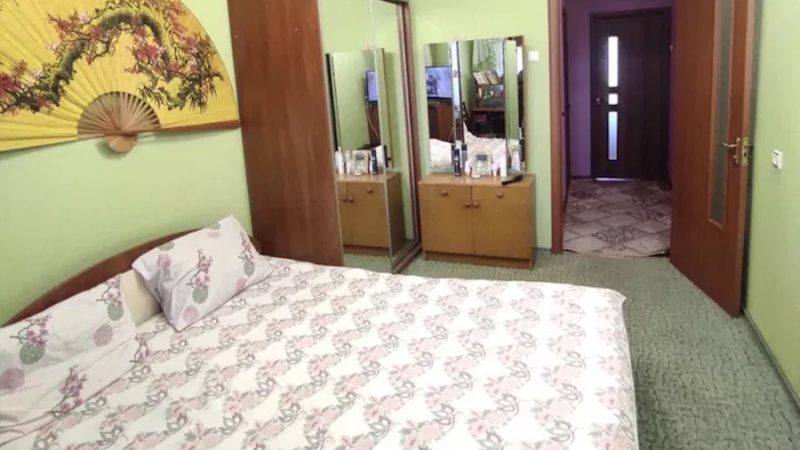 Ольга Іванівна вирішила відвідати сина. Вчора до неї подзвонив Віктор і розповів про те, що влаштувала невістка. – Ну я їй висловлю, що я про це все думаю. Навчу, як правильно жити! – думала дорогою жінка. Ольга подзвонила у двері кваритири сина. – Мама? – здивувався Віктор, побачивши свою матір на порозі. – Так, – усміхнулася вона. – Ось в гості вирішила заїхати. – Проходь, – невпевнено сказав син. Ольга Іванівна пройшла в  квартиру сина та невістки, пройшлася кімнатами і застигла від побаченого