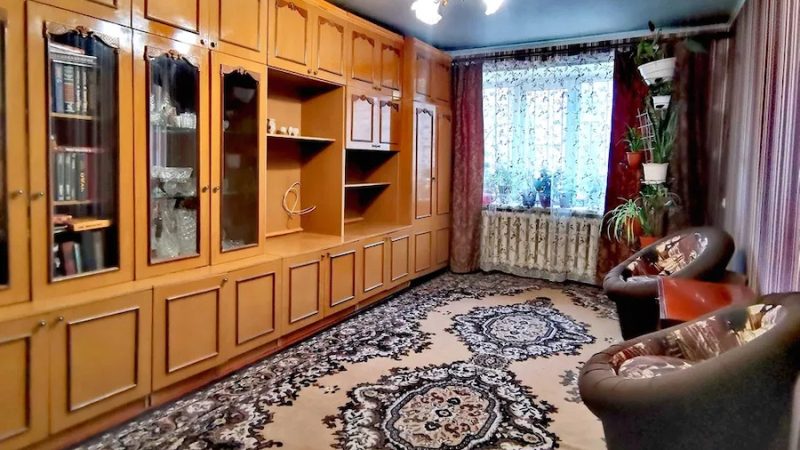 Олена прасувала одяг, коли в двері подзвонили. Жінка вимкнула праску і пішла відкривати. На порозі стояла колишня свекруха, яку Олена не бачила вже три роки. – Внуків надумали побачити? – здивувалася Олена такому несподіваному візиту. – Так. Але це не все, ще в мене діло до тебе є. І не одне, – раптом сказала свекруха. – Ось як. Ну, давайте послухаю, – байдуже сказала невістка. Олена уважно вислухала свекруху і застигла. – І вам не соромно таке пропонувати?! – тільки й вигукнула вона, здивувавшись такій пропозиції