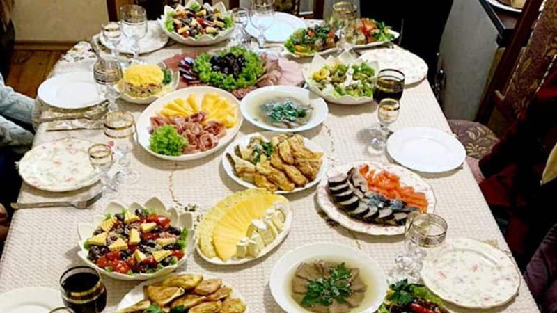 Світлана весь день провела біля плити, зварила холодець, зробила декілька салатів, запекла свою фірмову курочку. Сьогодні у її чоловіка Ігоря день народження. Світлана накрила чудовий стіл, і ближче вечора почали приходити перші гості. Всі вітали Ігоря, дарували подарунки. – Ой Світлано, як все смачно! – нахвалювали присутні страви господині. Святкування підійшло до кінця, за столом залишилися тільки мама Світлани та її сестра Олена. Ігор та Світлана вийшли провести останніх гостей, а коли повернулися, то застигли від побаченої картини