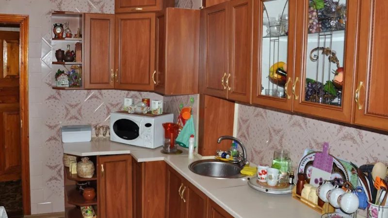 Ірина з Олегом вечеряли на кухні. – Коханий, ти не хочеш до Світлани з’їздити? Доньку відвідаємо, онучку побачимо, – раптом запропонувала дружина. – Залюбки! – усміхнувся Олег. – Тоді я їй нічого не буду говори. Зробимо сюрприз, – вирішила Ірина. В суботу вранці вони зібрали подарунки та гостинці і вирушили в дорогу. До обіду батьки були біля будинку доньки. Олег дістав сумки з багажника автомобіля, і вони піднялися до квартири Світлани. Ірина натиснула на дзвінок, за хвилину двері відкрилися, на порозі з’явилася Світлана. Батьки глянули на доньку і не повірили своїм очам