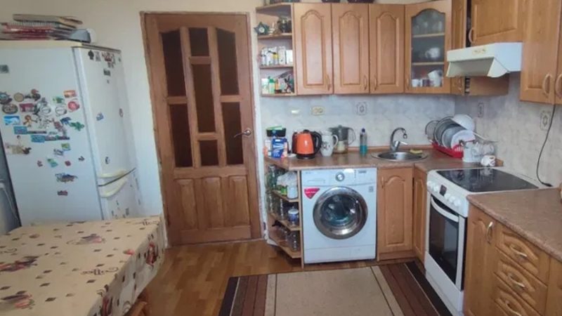 Ліда готувала вечерю, коли додому повернувся чоловік. Андрій не роззуваючись зайшов на кухню. – Це що таке? – чоловік стискав в руці якийсь конверт. – Поки не побачу, нічого конкретного сказати не можу, – спробувала пожартувати Ліда. – На, дивись! – сказав Андрій і кинув конверт на стіл. Жінка взяла лист, і одразу помітила, що одержувачем зазначена вона. – Як він у тебе виявився? Адже це замовний лист? – здивовано запитала вона. – Тебе тільки це турбує? – вигукнув Андрій. – Краще прочитай. Ліда дістала листок з конверту, почала читати, і що далі вона читала, то круглішими ставали в неї очі