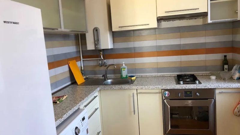 Лариса повернулася додому з магазину. – Коханий, допоможи віднести пакети на кухню, – гукнула вона до чоловіка. Валерій вийшов в коридор, забрав пакети. Лариса роззулася, почала знімати пальто, як раптом в коридорі на тумбочці помітила якесь запрошення на весілля. – А хто це нас на весілля запросив? – запитала Лариса на кухні в чоловіка, тримаючи в руках конверт. – Ой, забув тобі сказати про це, – почав було говорити Валерій, але дружина встигла відкрити конверт. Лариса глянула на запрошення і застигла від побаченого