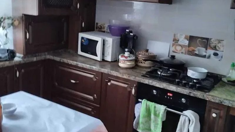 Яна варила борщ, коли почула дивні звуки із спальні. Жінка витерла руки і пішла у подивитися.  – Олег, що ти робиш? – здивувалася дружина, коли побачила, що чоловік активно збирає свої речі в сумки. – Дістала ти мене! Я йду від тебе! – вигукнув Олег. – Коханий, чому? Що я такого зробила? – Яна аж присіла на ліжко. – Що зробила? А ти у мами і батька свого запитай! – раптом сказав Олег. – Ти про що? До чого тут мої батьки? – Яна здивовано дивилася на чоловіка, нічого не розуміючи