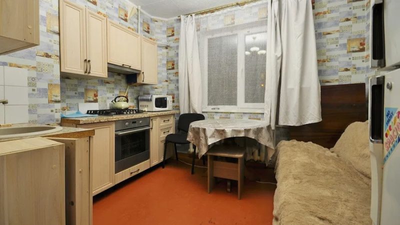 Тетяна закрила за сином та його дівчиною двері. Сьогодні Юрко приводив наречену, знайомитися. – Дмитро! А все-таки наш син вибрав гарну дівчину. Мені вона дуже сподобалась, – вигукнула Тетяна до чоловіка. – Згоден, – відповів чоловік, але якось надто сухо. – А що не так, Дмитро? – Тетяна знала, що чоловік щось знає, чого не знає вона. – Та, не хочу про це говорити, – сказав він. – Коханий! Я ж мати! Я повинна знати, – Тетяна серйозно подивилася на чоловіка. Дмитро розповів дружині, що йому сказав син. Тетяна вислухала чоловіка і застигла від почутого