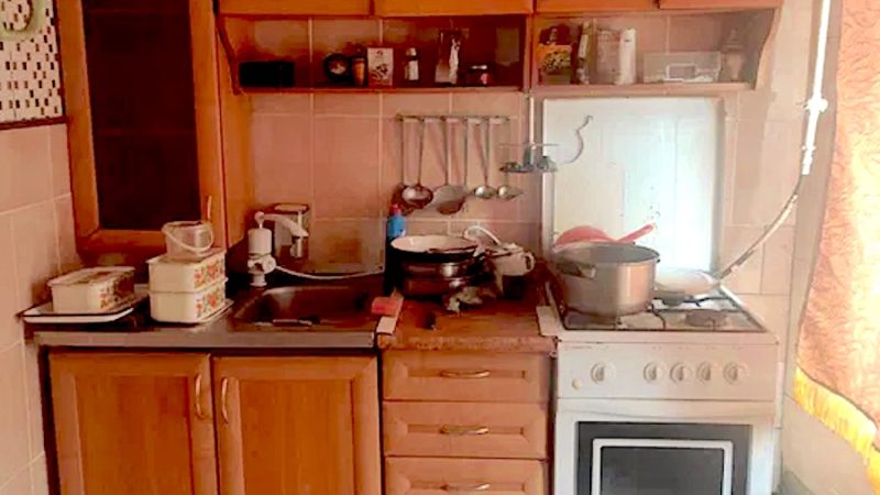 Катя та Михайло вирішили одружитися. – А чому ти мене з мамою все ніяк не познайомиш? – запитала якось Катя. – Не ображайся, ти просто дечого не знаєш про мою маму, – відповів тоді хлопець. А одного ранку, пролунав дзвінок у двері. – Ти когось чекаєш? – здивувалася Катерина. – Ні! – Михайло підвівся і пішов відкривати. – Мамо? Що ти тут робиш! – вигукнув він. Катя зіскочила з ліжка, вона вийшла в коридор і застигла на місці. – Тепер ти розумієш, чому я не хотів кликати свою маму у гості? – шепнув Михайло дівчині, і та тільки здивовано кивнула