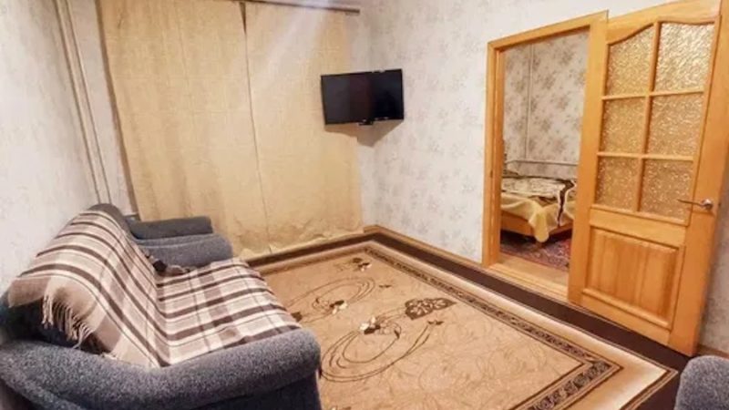 Катя схвильовано взяла телефон і набрала номер батька. – Тату, ти де? Розмова є, – сказала вона. – Щось термінове. Я у бабусі. Приходь, якраз до обіду встигнеш, – відповів батько. Катя швидко зібралася та побігла, не розбираючи дороги. У бабусі, почала було тараторити: – Тату, я навіть не знаю, як тобі це розповісти. – З всіма все добре? – захвилювався батько. – Так, але…, – почала Катя і зупинилася. – До мене приходила одна жінка. Батько застиг почувши це, чоловік одразу все зрозумів