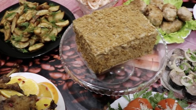 Галина цілий день крутилася на кухні. А як же ж?! Сьогодні в її донечки Аліси день народження! Вона запекла качечку з картоплею, нарізала салатів, приготувала торт… – Шкода, звісно, що Петро в Польщі, – подумала вона. – Не зможе доньку привітати. Ну нічого, самі відсвяткуємо! Галина закінчувала накривати на стіл, коли в коридорі почувся якийсь шум. Вона вийшла й застигла від здивування. На порозі, разом з Алісою стояла якась бабуся! – Кого це ти привела?! – ахнула Галина. – Ви хто, шановна?! Бабуся раптом випустила сумку і кинулась обіймати господиню. Галина не розуміла, що відбувається