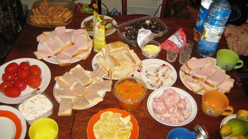Ольга накрутила голубців, посмажила котлет. Сьогодні донька приведе нареченого, знайомитися. У двері подзвонили. Ольга відкрила і побачила Світлану з молодим чоловіком. – Мамо, це Андрій. Мій наречений, – весело сказала Світлана. – Ольга! Дуже приємно, – сказала мама. – Ходімо за стіл. Всі сіли за стіл. – Мамо, там потрібно голубці підігріти. Ходімо на кухню, – раптом сказала за столом Світлана. Ольга з донькою вийшла на кухню. – Мамо. Що ти собі дозволяєш?! – вигукнула Ольга. – Ти про що доню! – не зрозуміла мама. – Не прикидайся! Я все бачила! – сказала Світлана. Ольга здивовано дивилася на доньку, нічого не розуміючи