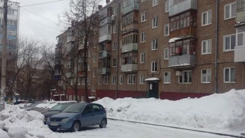 Марина вже збиралася з роботи додому. Її чоловік Іван мав приїхати по неї, але він запізнювався. Марина набрала номер Івана, але його телефон був поза зоною. – Та як так можна?! – вигукнула жінка. – Ми ж домовлялися, що він мене забере з роботи! Марина обурено взяла телефон і вже збиралася викликати таксі, як раптом до неї підбігла її коліжанка Олена. – Марино Михайлівно, вибачте, але вас там терміново кличуть! – вигукнула вона. – Особисто вас… Марина здивовано пішла за дівчиною. Вона відкрила двері в кабінет, зайшла всередину й застигла від побаченого