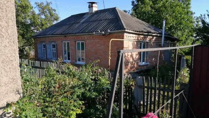Олег вже збирався йти додому від колишньої дружини. Він попрощався з дітьми, вийшов з будинку і, сумно зітхнувши, пішов до своєї машини. Раптом він почув позаду себе незнайомий жіночий голос. – Ви до мене щось сказали? – обернувся він до якоїсь симпатичної жінки у червоній сукні. – Ви знаєте, що ваша дружина шлюб наш зіпсувати хоче?! – несподівано запитала та. Олег дивився на незнайомку, нічого не розуміючи