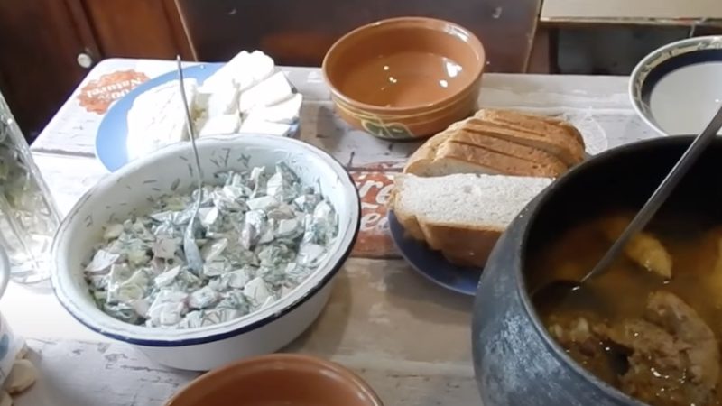 Валентина заслабла, а ввечері раптом згадала, що немає ж нічого на вечерю! – Васильку, чуєш, постав каструльку на плиту, – сказала вона чоловікові. – Дістань із морозильника курочку й закинь – нехай звариться. Хоч бульйону поп’єте гаряченького. Валентина лягла на подушку й непомітно для себе заснула… Прокинулася вона від того, що її будив чоловік. – Валечко, щось міцно ти заснула, – сказав Василь. – Тобі їжу сюди принести чи зможеш до столу встати? – Я ж не зовсім вже слаба, встану, – сказала Валя. Вона зайшла на кухню, глянула на стіл й оторопіла від того, що побачила