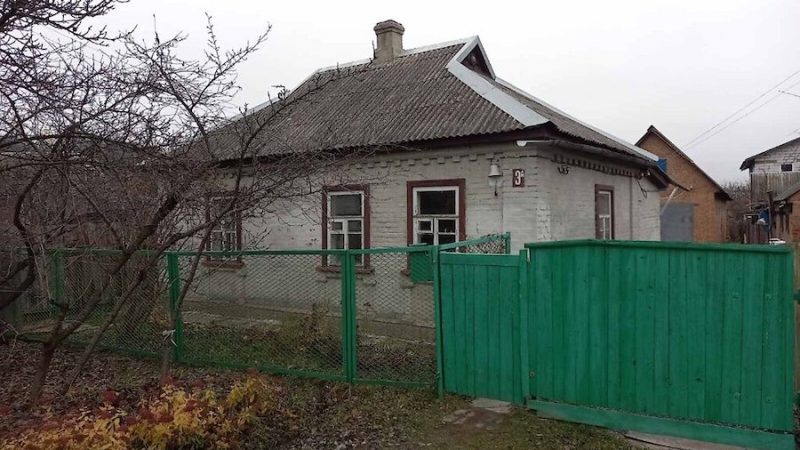 Олена приїхала в село до свого знайомого Миколи. Вона зайшла у хвіртку і тихо постукала в двері. Трохи подумавши, Олена посмикала ручку дверей – замкнено… Раптом вона почула якийсь незнайомий жіночий голос! Літня жінка в червоній хустці підозріло виглядала через паркан сусіднього будинку. – Ви хто така, і що вам тут потрібно?! – галасувала старенька. – Миколу я шукаю, – сказала Олена. – Ой… – сказала незнайомка. – Так а ви, що не знаєте, що трапилося?! Олена здивовано дивилася на жінку нічого не розуміючи