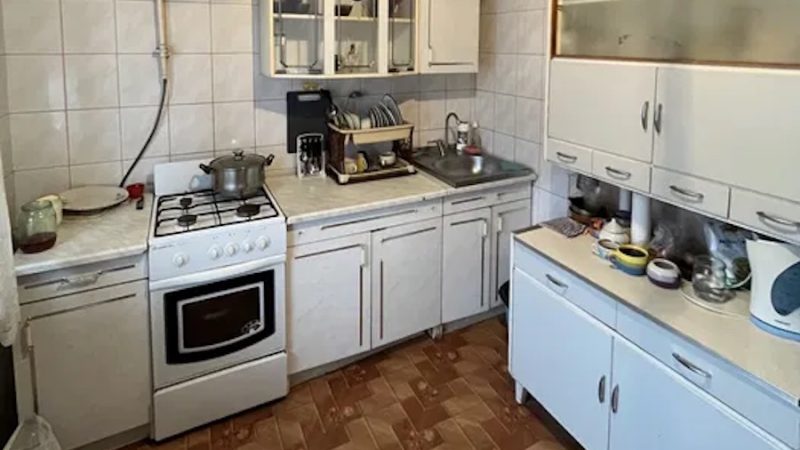 Вероніка прокинулася рано, посмажила яєчню, зварила гречку. За годину прокинувся Микола та молодші доньки. Вероніка поставила тарілки на стіл і гукнула всіх до сніданку. Поснідавши, Микола пішов на роботу, а доньки до школи. Жінка зібрала посуд, поставила його у раковину і заплакала. – Що тебер робити? – думала вона. – Як правильно вчинити? Раптом на кухню зайшла Діана, старша донька. – Ти чому ще не на заняттях? – здивувалася Вероніка. – Мамо, я все знаю! Не роби цього! – несподівано вигукнула Діана. – Знаєш? Але як? Звідки? – Вероніка здивовано дивилася на доньку, нічого не розуміючи