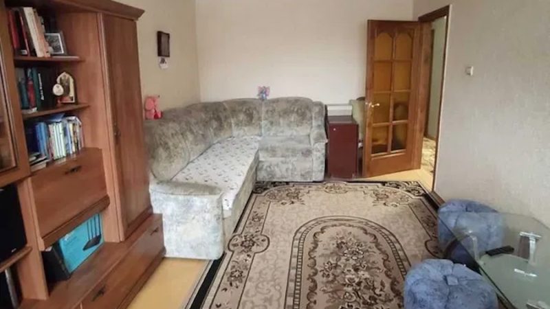 Віра та Юрій повернулися з ресторану. Cьогодні вони відзначали річницю весілля. Віра поставила букети квітів у вази, сіла в крісло і сказала: – Все пройшло чудово! Коханий, зізнайся, що тобі пощастило з дружиною! – Ти справді чудова дружина, можна навіть сказати бездоганна. Гаразд, не хотів я сьогодні розпочинати цю розмову, але тягнути далі немає сенсу. Я йду від тебе! – раптом сказав Юрій. – Не жартуй так, – усміхнулася дружина. – Це не жарти. Я справді йду від тебе, – серйозно сказав чоловік. – Чому? – здивувалася Віра. Але вона аж ніяк не очікувала такого пояснення