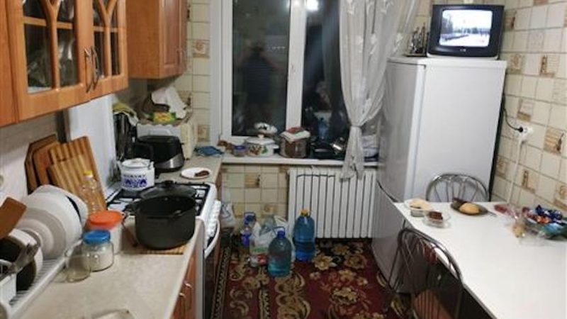 Павло прийшов у гості до своєї коханки Вероніки. Він знав, що дівчина живе сама, але побачити таке був не готовий! На кухні стояв пакет сміття, зі столу було не прибрано, а на вікні був засохлий кущик алое. – Їсти будеш? – запитала Вероніка. Павло кивнув, не відводячи очей від пакету. Вероніка відкрила холодильник і дістала тарілку із засохлим сиром і піцу. – Варениками почастувати не можу, – засміялася дівчина. – Не витрачаю на такі нісенітниці час! Павло опустив очі. – Я зараз прийду, – сказав він і взяв пакет зі сміттям. Вероніка не розуміла, що відбувається